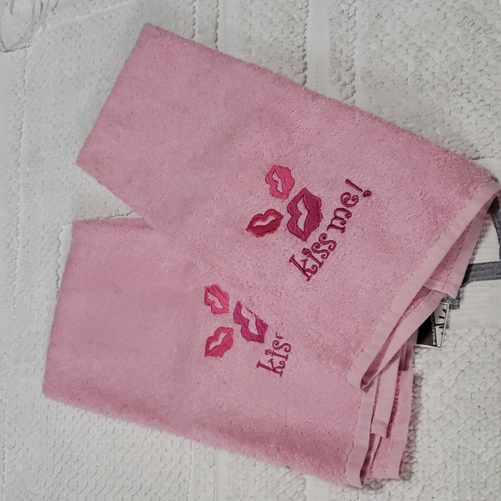 NO BOUNDARIES "KISS ME" PINK HAND TOWELS ( SET OF 2)